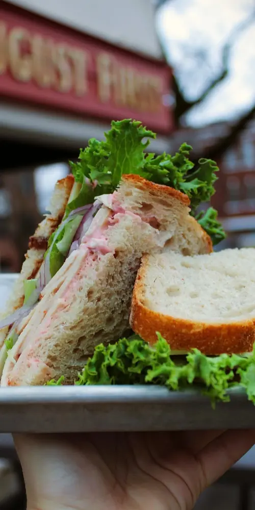 🥪💚 There's nothing like a Vermonter to make your day!
🌟 Enjoy roasted turkey, Cabot Cheddar, appl
