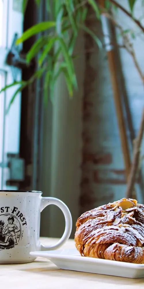 ☕️🥐 A hot Oat-milk Chai, paired with an Almond Croissant, paired with a VT winter's day? ❄️
🌞 Swing