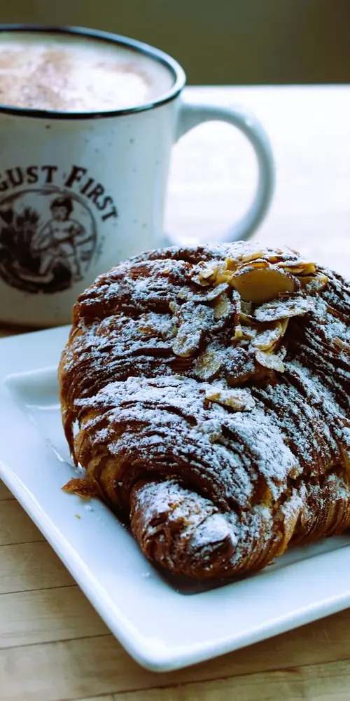 ☕️🥐 A hot Oat-milk Chai, paired with an Almond Croissant, paired with a VT winter's day? ❄️
🌞 Swing
