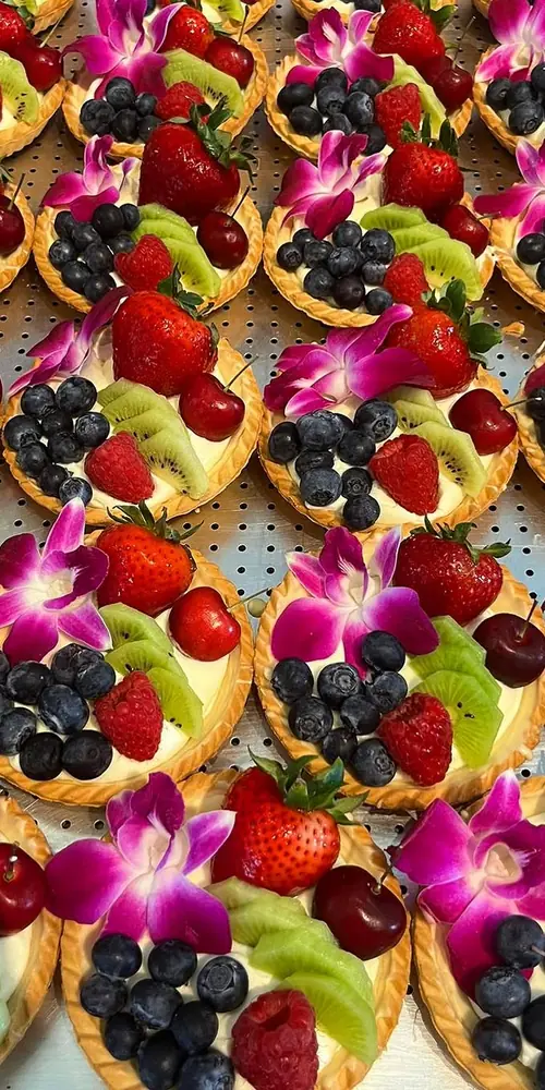 How beautiful are these fruit tarts?!
Our bakers continue to out-do themselves 💕 And YES, the flower