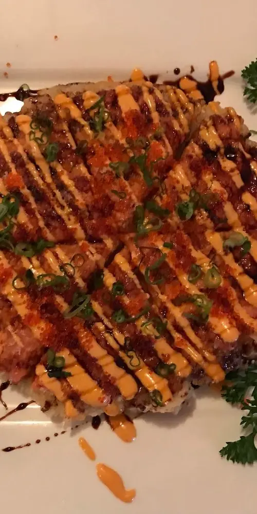 Spicy tuna pizza