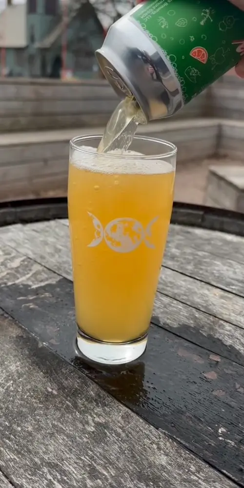 Just in time for the first day of spring –4 Quarterez is here!! 🍊🌱✌️This mojito-inspired sour ale wi