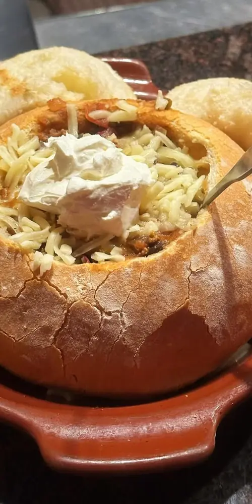 🚨Special 🚨
Indulge in a bread bowl filled with house-made chili, topped with cheddar and Monterey c