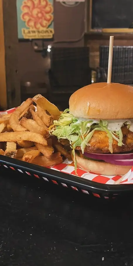 Who’s the mood for a Buffalo Chicken Sandwich?? Best combo with live music. 😎🍔🐓
This week we have: