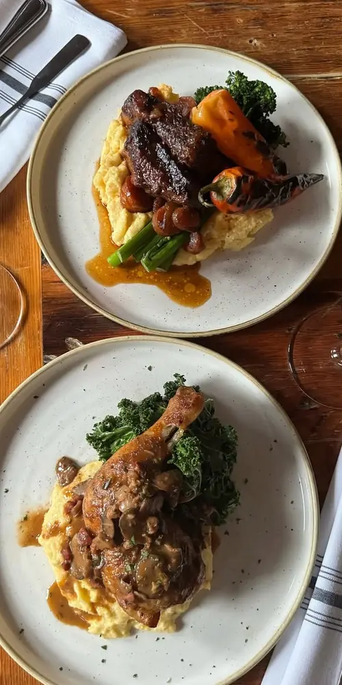 cold vermont weather 🤝 hearty Italian food & wine
come warm up with us 🍝🍷