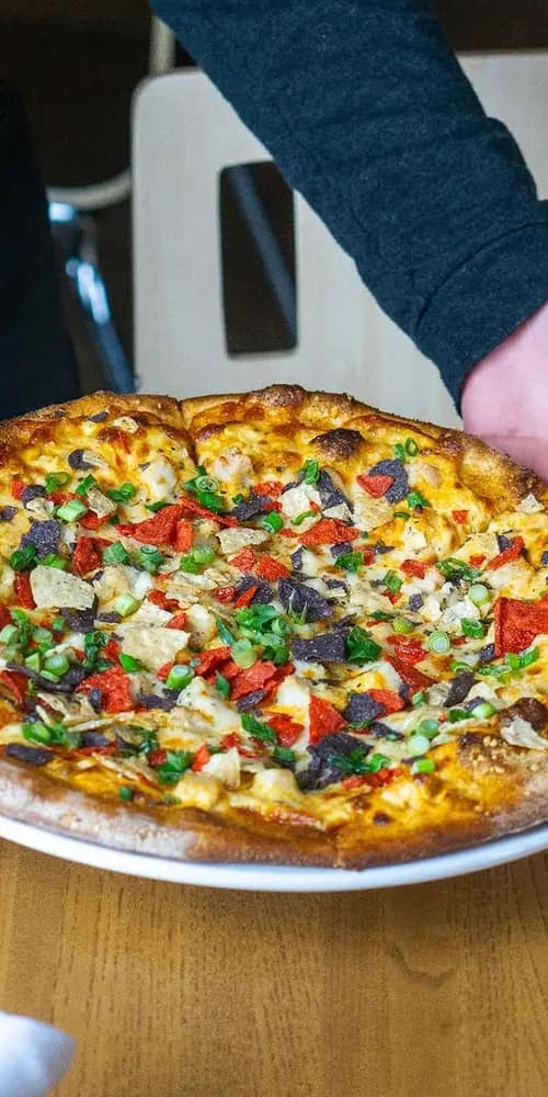 Game day pizza 🏈
Buffalo chicken base, mozzarella and scallions topped with crushed tortilla chips