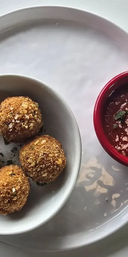 🆆🅴🅴🅺🅴🅽🅳 🆂🅿🅴🅲🅸🅰🅻
Authentic Italian Arancini with local ham, Cabot cheddar, peas, and risotto. Served