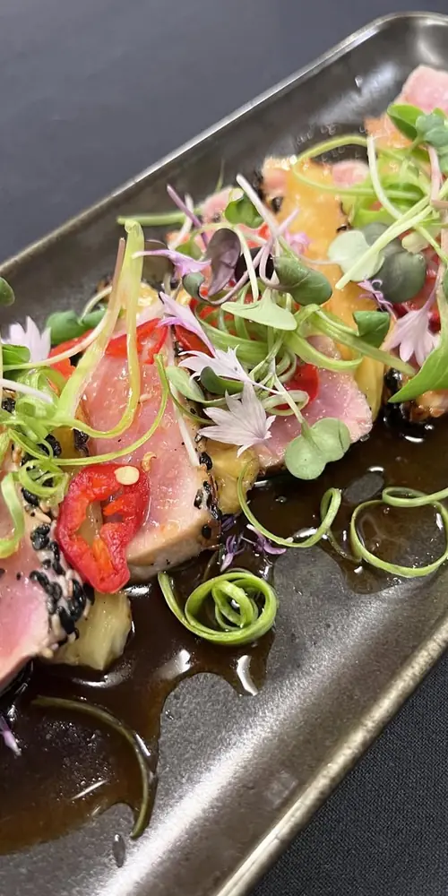 Tuna Tataki
Grilled pineapple, sesame seeds, yuzu kosho, jalapeños, herbs.
Doors at 5:30pm
No Rese