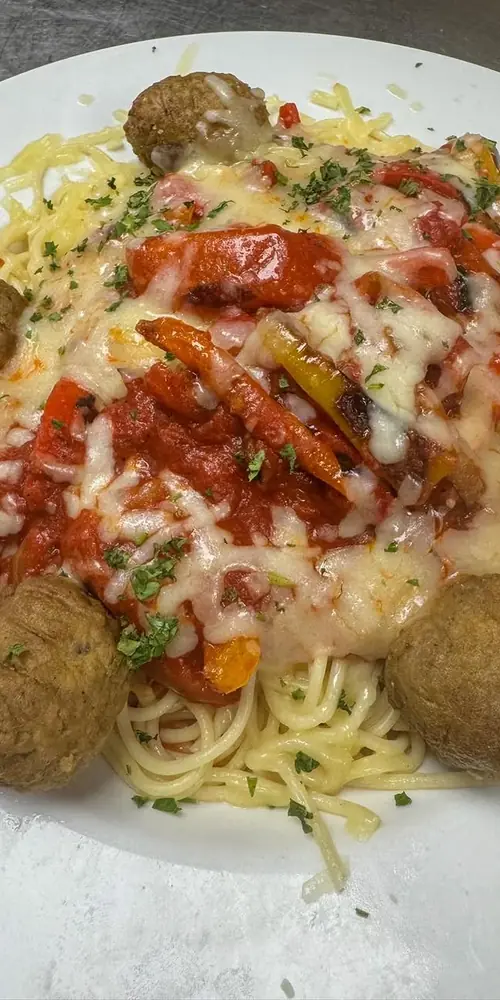 Nothing beats a classic plate of spaghetti and meatballs! 🍝✨ This dish is loaded with flavorful mari