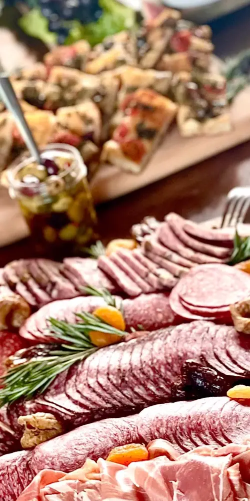 🎄Celebrate the Holidays with Rustic Roots! 🎁
Book your holiday party before 🦃Day and enjoy **20% of