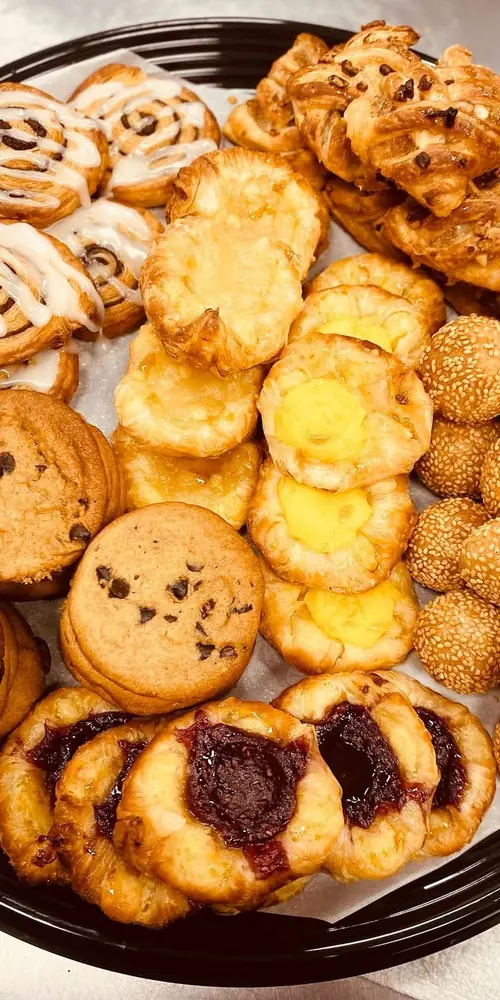 All the Yums! 🤤😋
Check out this Custom Dessert Platter comprised of our mini line up that is ooohhh