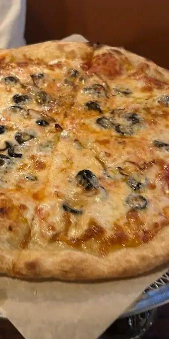 Hot, crisp pizza comin in hot! 🍕🔥
#sth #friendsgatherhere #pizza #shelburnevt