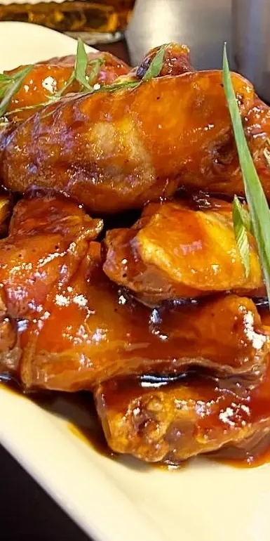 Thirsty Thursday featuring .75¢ wings! $3 PBRs too! Only at the Shelburne Tap House. 12-8p.
🚨Chick