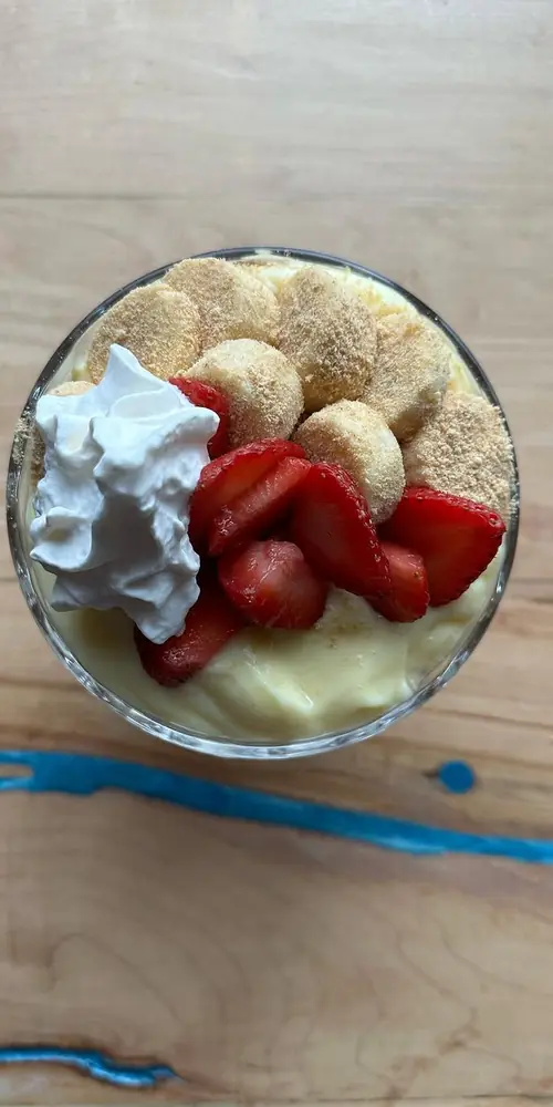 🍓🍌Banana Puddin Oatmeal Parfait with Fresh Strawberries and Crumbled Banana Bread . 🍓🍌