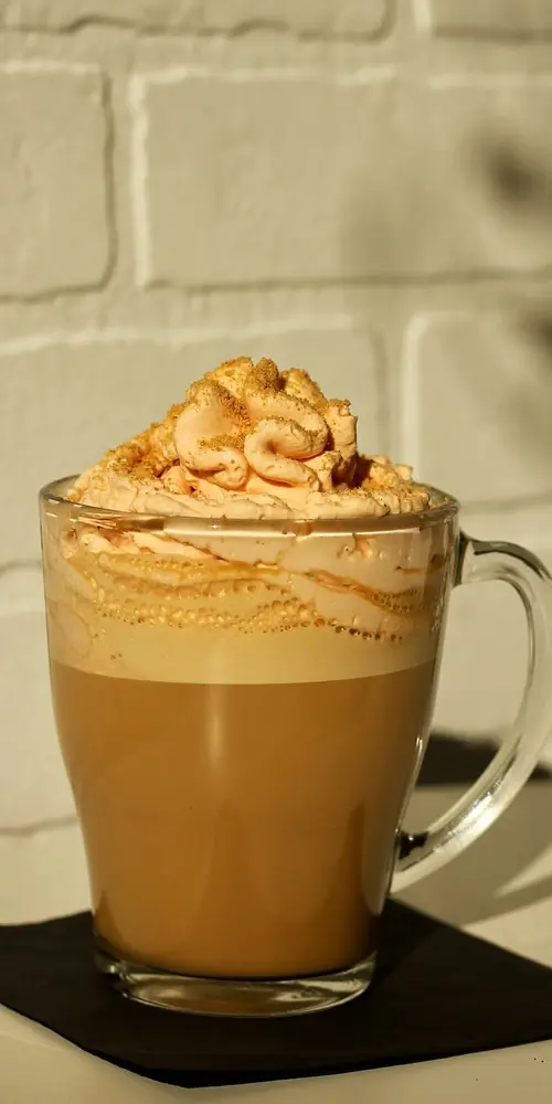 CAN’T CATCH ME 💨
2oz fresh espresso
1oz ginger syrup
9oz steamed milk
Top with Angostura bitte