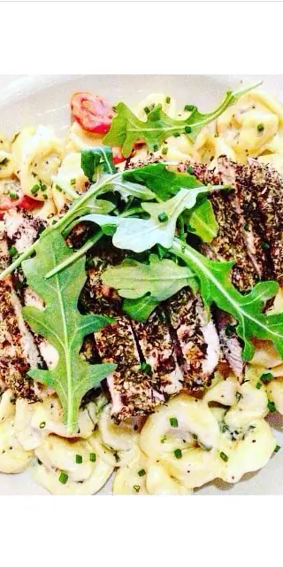 Tuscan Chicken Tortellini // comfort food on this lazy Sunday 😋