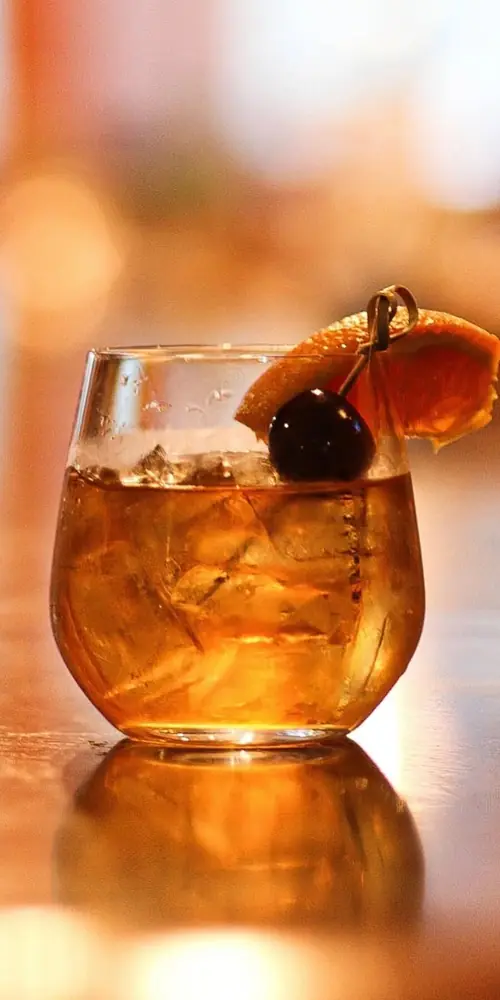 Knock knock, it’s cocktail o’clock 🥃
What better way to warm yourself up on this chilly day then w