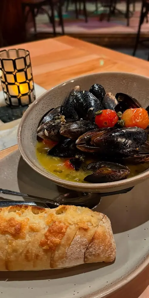 Lemon Caper Mussels 🤤🤤
Steamed in white wine lemon butter with cherry tomatoes, shallots and capers