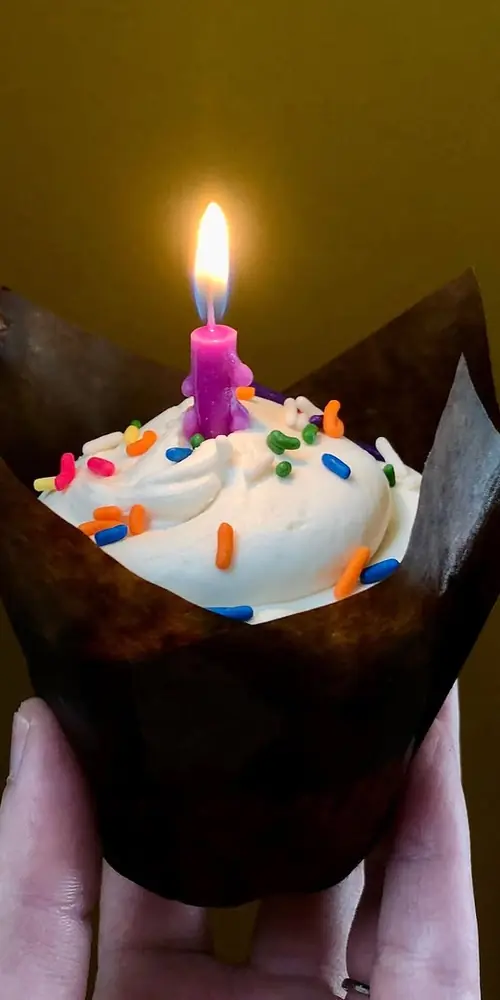 It’s our 6th birthday today! 🥳 We’re celebrating with free cupcakes ✨ Vanilla cake with vanilla butt